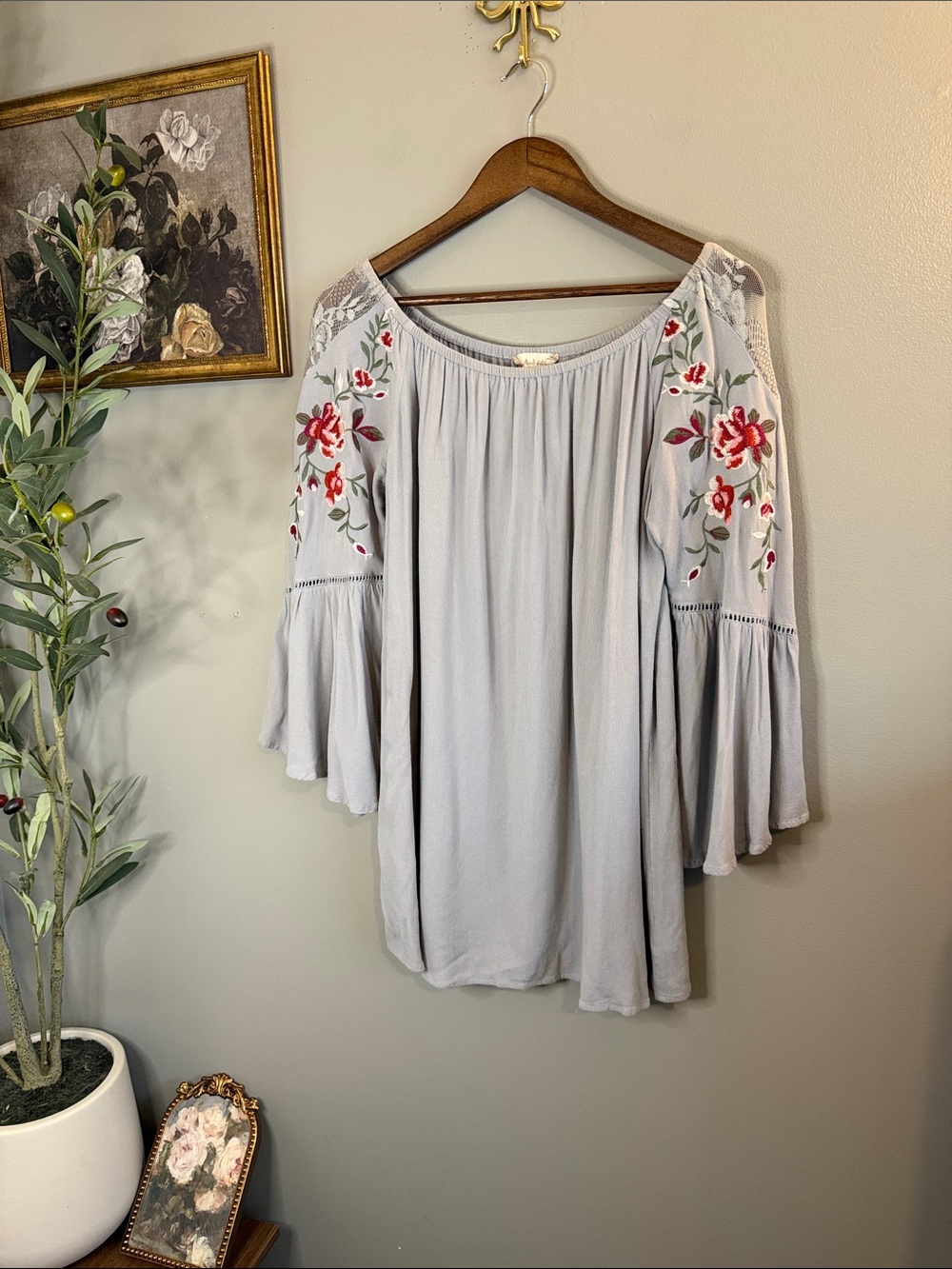 Altar’d State Embroidered Floral Bell Sleeve Peasant Blouse Gray Size Small - Picture 6 of 8